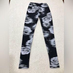 No Boundaries Stretch High Rise Tight Legging Black Shadowy Rose 
Small 3 - 5